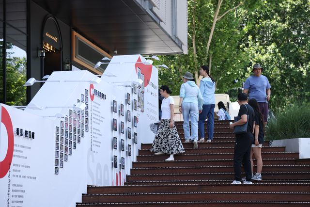 公众驻足影展，“看见”皇家与动物们的点滴瞬间