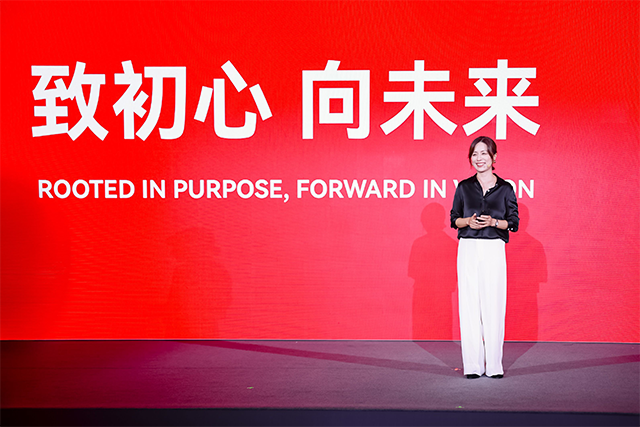 皇家宠物食品中国区总经理徐娟女士上台演讲