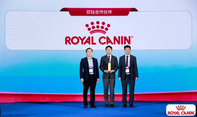 皇家宠物食品中国区企业事务部总监胡亦南现场领奖并发言