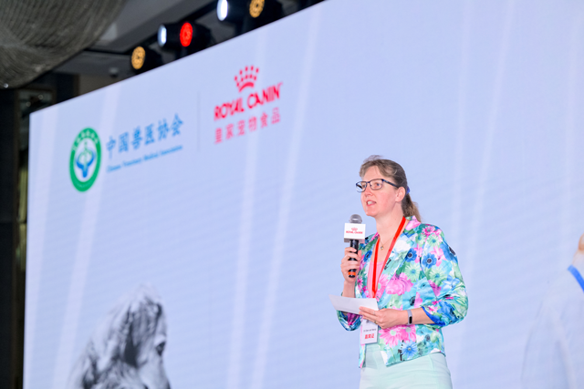 世界小动物兽医师协会主席Dr. Ellen van Nierop开幕致辞