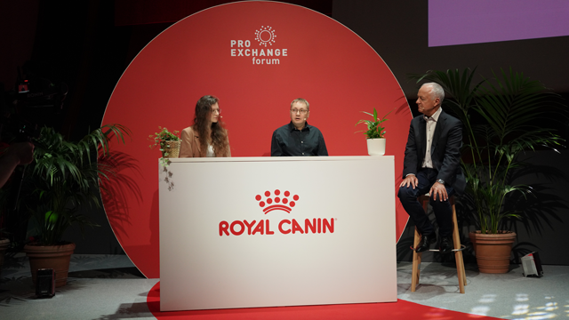 来自全球各地的专家就犬类繁育开展积极讨论