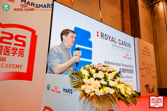 国际兽医内科专家、世界小动物兽医协会治疗委员会联合主席 Dr. Fergus Allerton现场教学