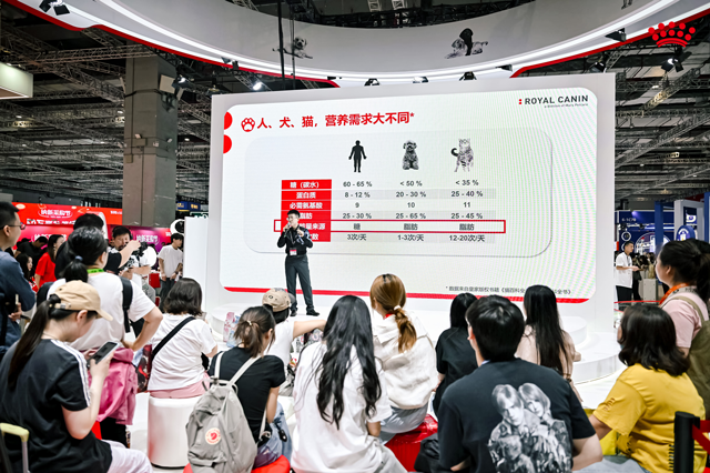 严肃的学术探讨与轻松的萌宠文化在皇家展台奇妙碰撞