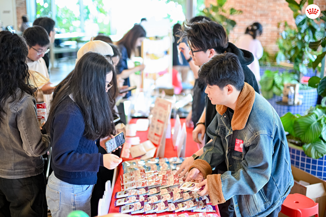 “毛绒绒握爪计划”活动现场摊位