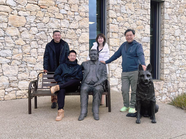 来自中国的法国游学代表团在皇家创始人雕像旁