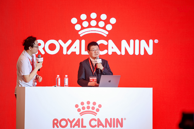 日本兽医生命科学大学兽医学部副教授小林正典（右）进行分享