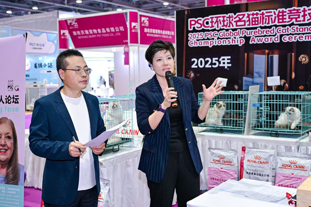 皇家宠物食品科学技术部经理申进宝先生（左）与ACFA & CAA爱猫全品种评审何蕾女士（右）