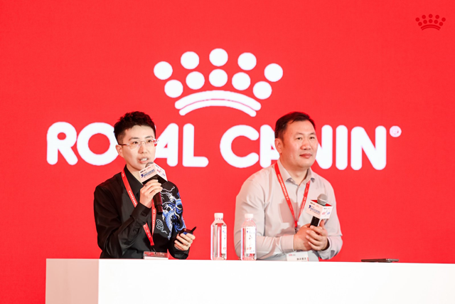 皇家宠物食品科学技术部负责人李婧（左）与上海市畜牧兽医学会小动物医学分会会长牛光斌（右）现场分享