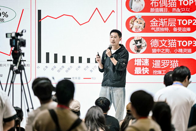 严肃的学术探讨与轻松的萌宠文化在皇家展台奇妙碰撞