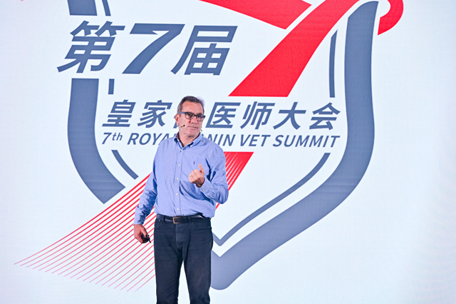 英国Vet Dynamics有限公司总监Dr. Alan Robinson（左）、美国兽医内科专科协会ACVIM（营养）在培营养专科住院医石井千绘（右）发表主旨演讲