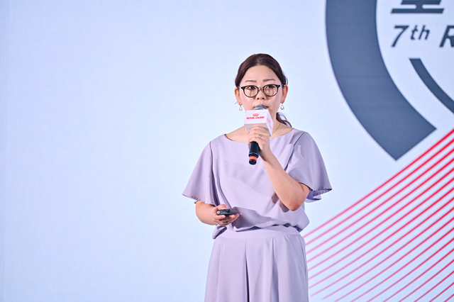 英国Vet Dynamics有限公司总监Dr. Alan Robinson（左）、美国兽医内科专科协会ACVIM（营养）在培营养专科住院医石井千绘（右）发表主旨演讲