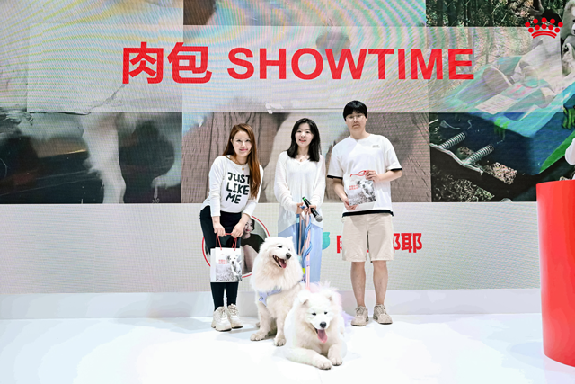 严肃的学术探讨与轻松的萌宠文化在皇家展台奇妙碰撞