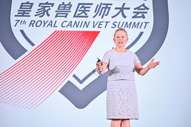 世界小动物兽医协会职业健康小组主席Dr. Nienke Endenburg（左）、世界小动物兽医协会全球疼痛管理理事会成员Dr. Mandala Hunter-lshikawa（右）发表主旨演讲