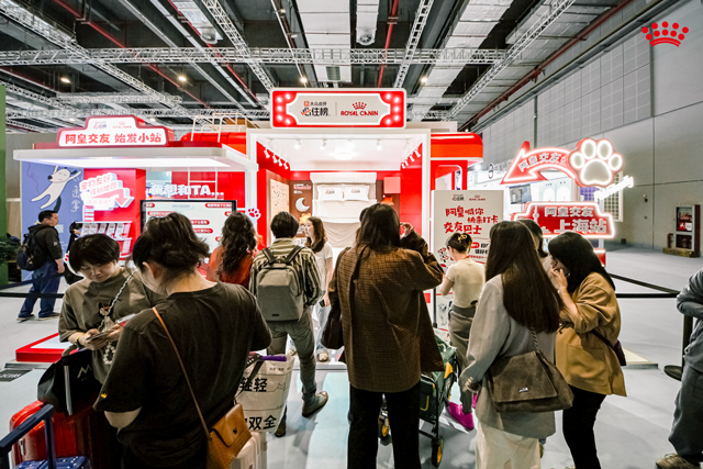 皇家与大众点评必住榜联合打造的“萌宠联萌BUS”