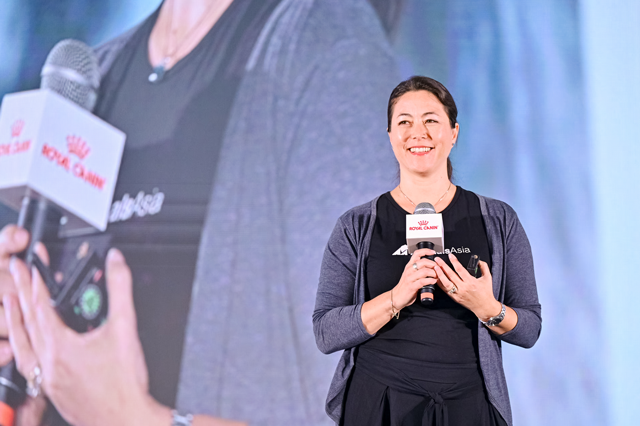 世界小动物兽医协会职业健康小组主席Dr. Nienke Endenburg（左）、世界小动物兽医协会全球疼痛管理理事会成员Dr. Mandala Hunter-lshikawa（右）发表主旨演讲