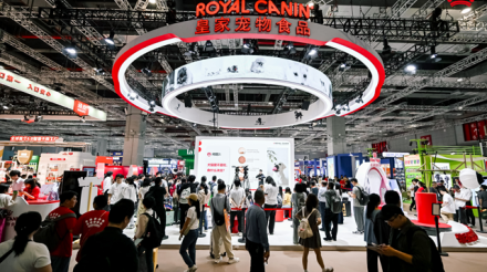 皇家以“跨界联动+专业赋能”亮相它博会，“击掌为萌”共筑宠物健康新生态